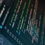 Tampilan kode pemrograman berwarna di layar komputer menggambarkan logika algoritma digital